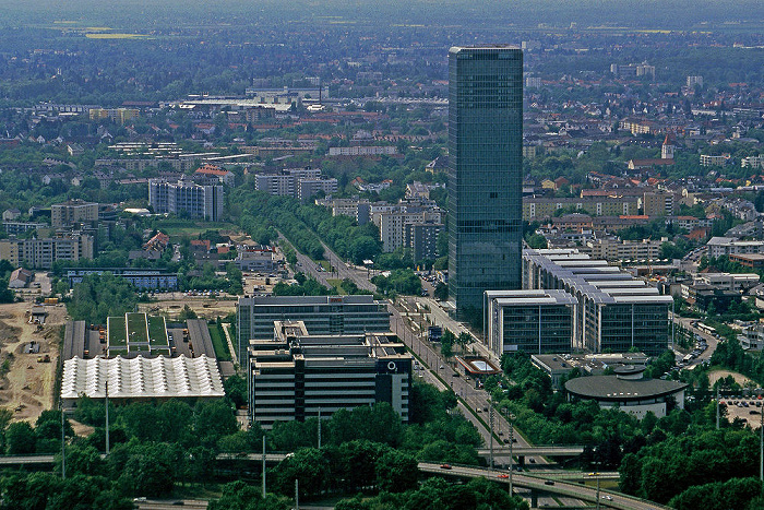 Blick vom Olympiaturm: O2-Zentrale, Georg-Brauchle-Ring und Uptown München