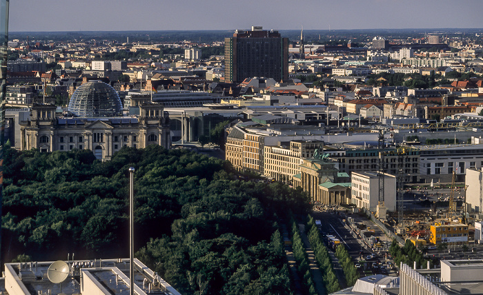 Blick vom Gebäude Potsdamer Platz 1: Reichstagsgebäude, Marie-Elisabeth-Lüders-Haus, Brandenburger Tor Berlin