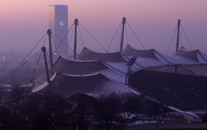 Blick vom Olympiaberg: Olympiastadion, Uptown München