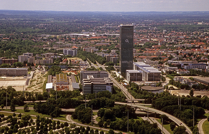 Blick vom Olympiaturm: O2-Zentrale, Georg-Brauchle-Ring und Uptown München