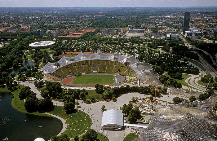 Blick vom Olympiaturm: In der Bildmitte Olympiastadion, Coubertin-Platz und Olympiahalle München