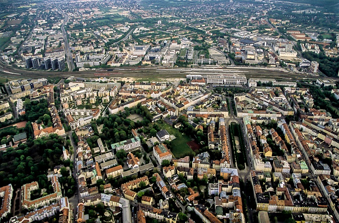Luftbild aus Zeppelin: Au-Haidhausen (Franzosenviertel, unten), Berg am Laim (oben) München