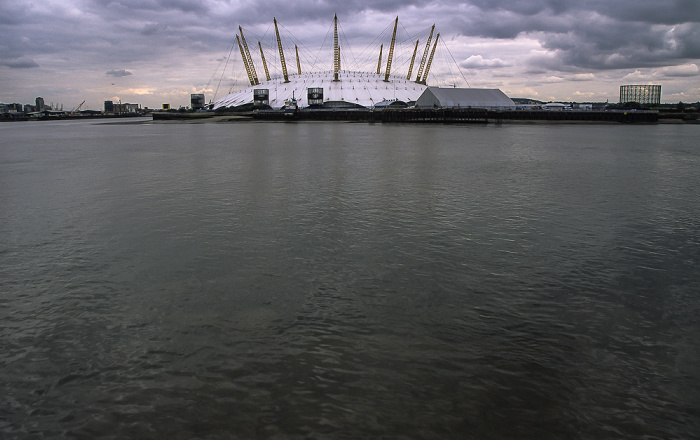Blick von Blackwall auf Themse und Greenwich Peninsula mit The O2 (Millennium Dome) London