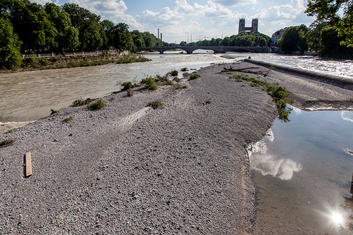 Blick von der Corneliusbrücke: Isar mit Hochwasser München