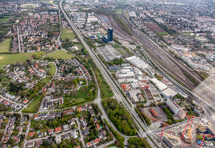 Luftbild aus Zeppelin: Bogenhausen (links) / Riem-Trudering (oben) / Berg am Laim (rechts) München