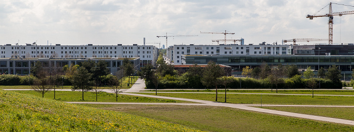 Blick vom Aussichtshügel Riemer Park: Riemer Park (Landschaftspark Riem, BUGA-Park), Messestadt Riem München