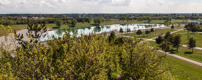 Blick vom Aussichtshügel Riemer Park: Riemer Park (Landschaftspark Riem, BUGA-Park) mit Riemer See München