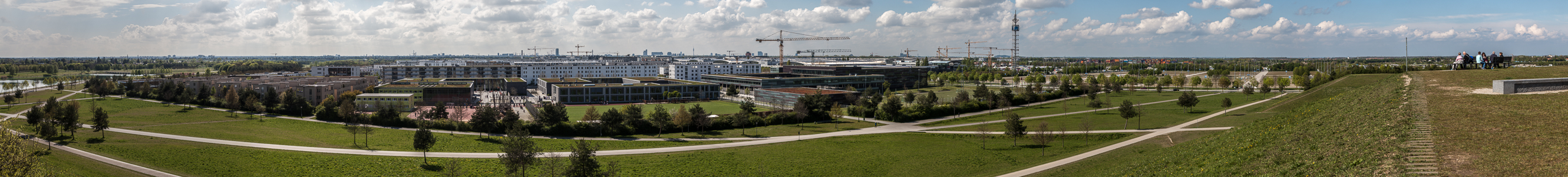 Blick vom Aussichtshügel Riemer Park: Riemer Park (Landschaftspark Riem, BUGA-Park), Messestadt Riem, Neue Messe München München