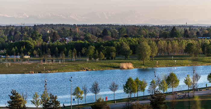 Blick vom Aussichtshügel Riemer Park: Riemer Park (Landschaftspark Riem, BUGA-Park) mit Riemer See München