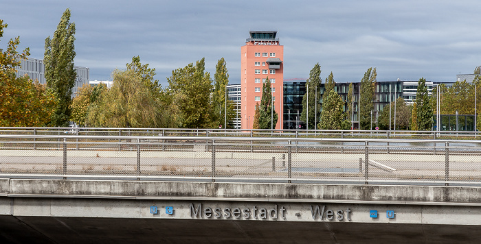 Messestadt Riem: Eingang zum U-Bahnhof Messestadt-West München